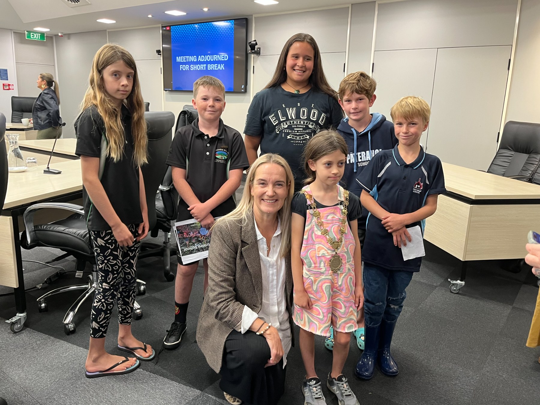 Pirongia and Paterangi School Enviro Leaders try on Mayor Susan O’Regan’s Mayoral chains.